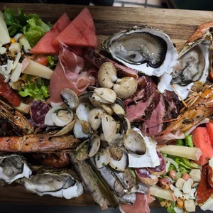 La planche mix tapas : fruits de mer, charcuterie, fromage du Resto des Copains à Millau